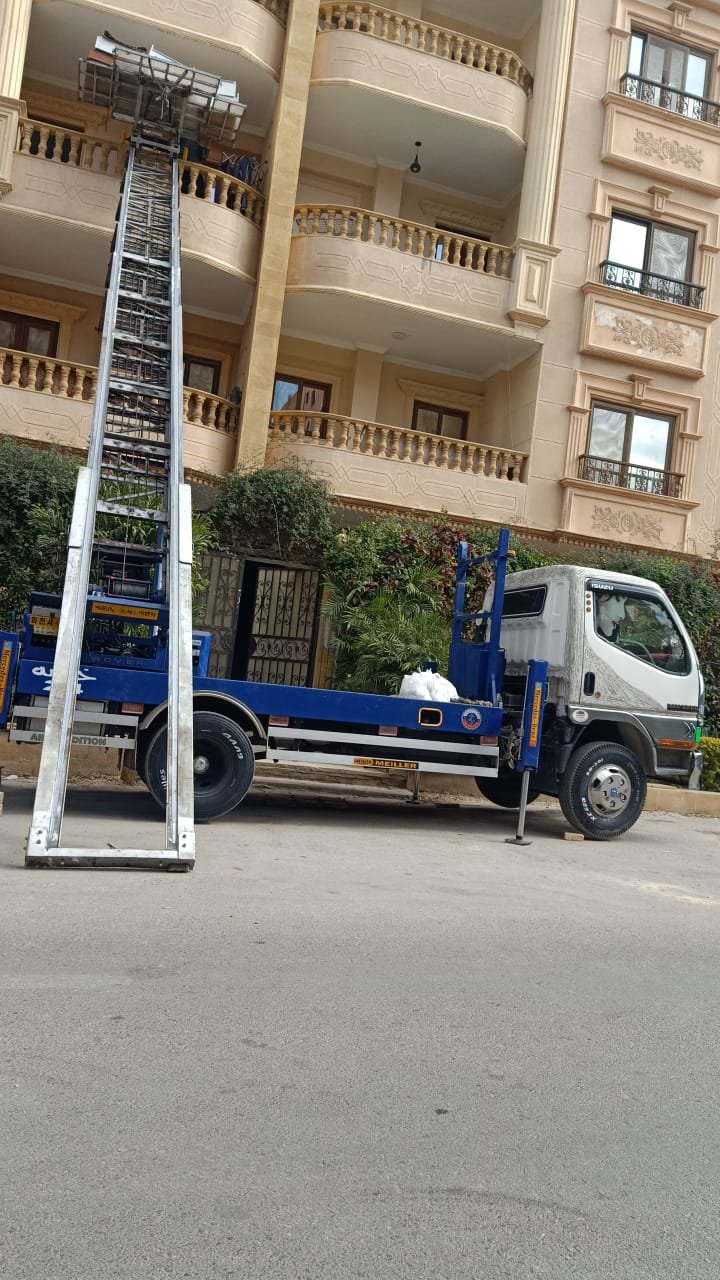 ونش يرفع الأثاث لأعلى طوابق برج سكني حديث