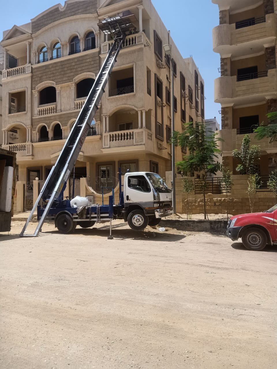 رفع أثاث بالونش لشقة في الدور الرابع بمبنى سكني