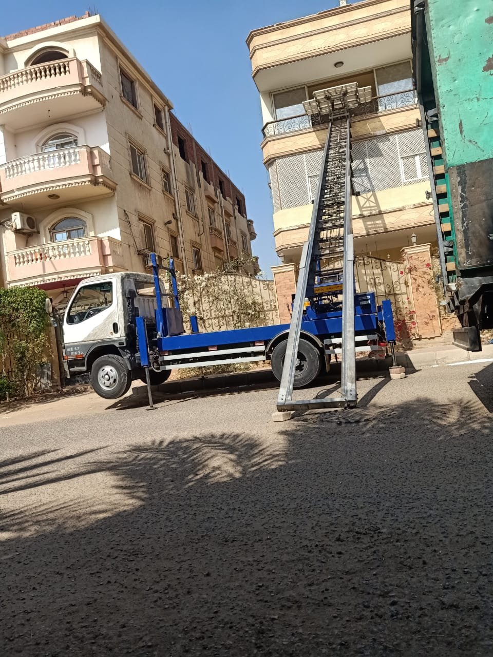 سيارة ونش سند إكسبريس أثناء تنفيذ عملية رفع أثاث