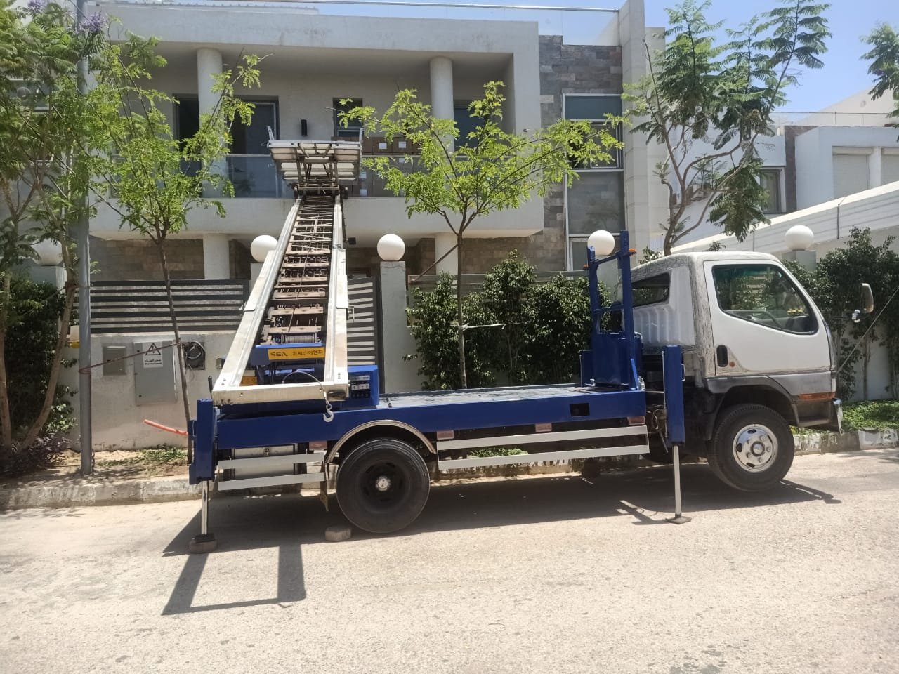 ونش نقل أثاث بجانب فيلا سكنية في التجمع الخامس