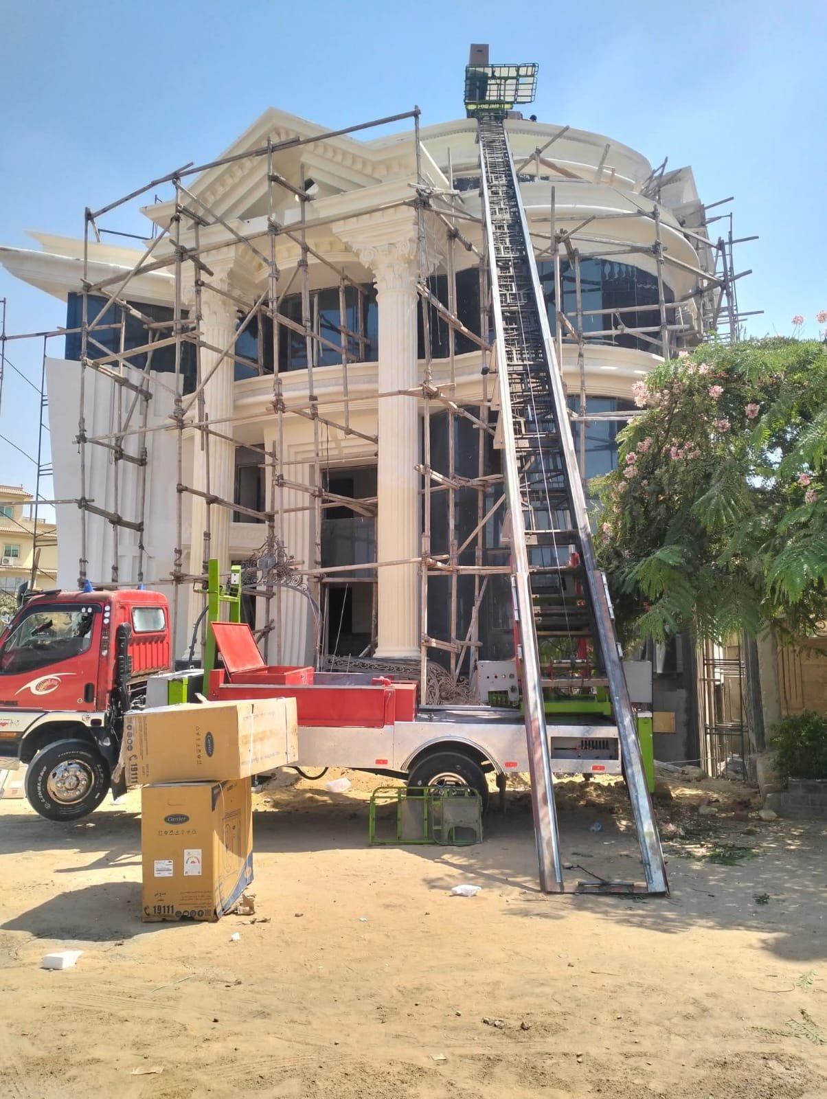 فريق سند إكسبريس ينفذ عملية رفع أثاث بونش مرخص